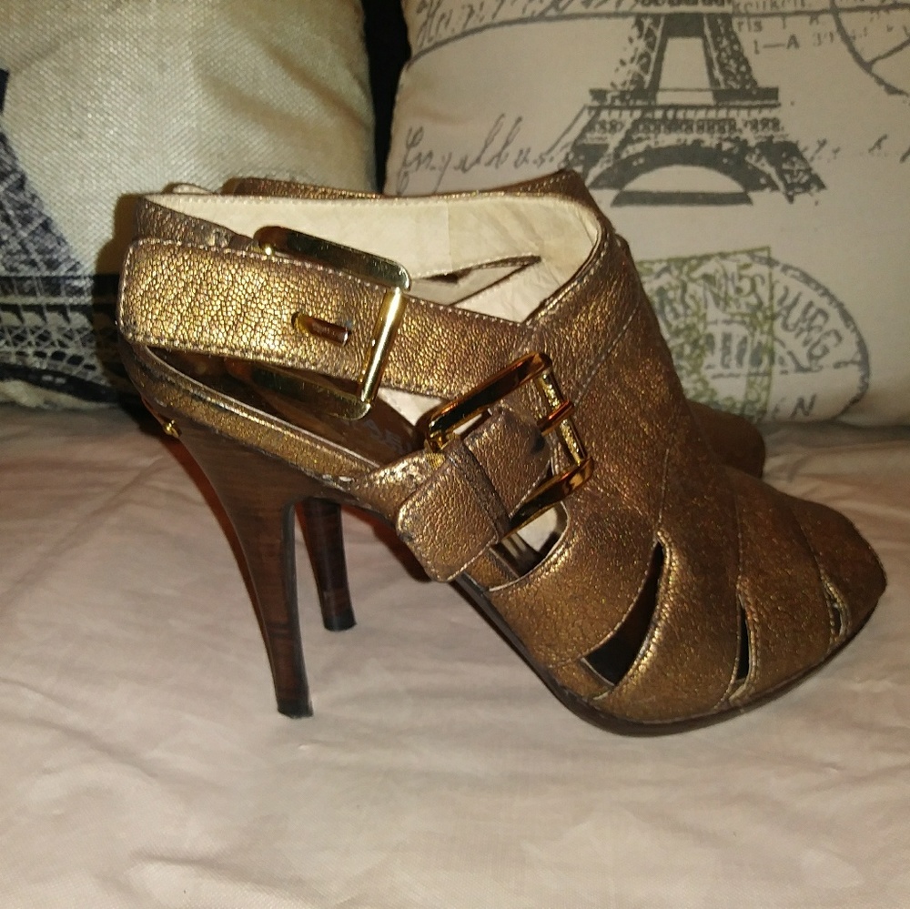 EUC MK Metallic gold 3-4 1/2 inch sexy heels